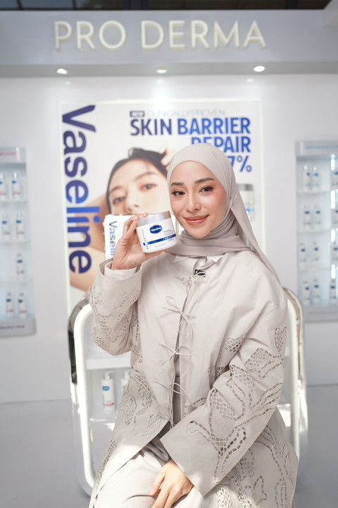 Aktris Nikita Willy bersama Vaseline Pro Derma, lini perawatan kulit tubuh yang berfokus pada skin barrier. Foto: Vaseline