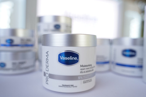Vaseline Pro Derma, lini perawatan kulit tubuh yang berfokus pada skin barrier. Foto: Vaseline