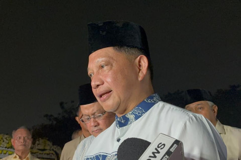Menteri Dalam Negeri Tito Karnavian di rumah duka Menteri Pertahanan (Menhan) periode 2014-2019 Jenderal TNI (Purn) Ryamizard Ryacudu di Perumahan Puri Wira Bhakti, Cikeas, Bogor, Minggu (31/5/2026). Foto: Nauval Pratama/kumparan