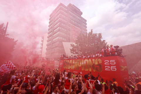 Pemain Arsenal naik di atas bus saat parade juara Liga Inggris di London, Inggris, Minggu (31/5/2026). Foto: Matthew Childs/REUTERS