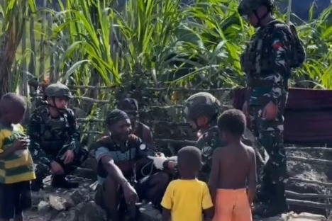 Prajurit TNI memberikan pelayana kesehatan gratis kepada warga di Kabupatan Paniai Papua Tengah, Selasa (26/5/2026). Foto: Instagram/@puspentni