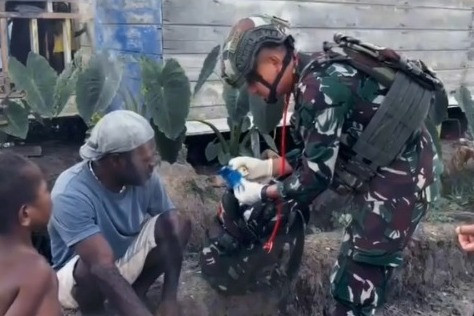 Prajurit TNI memberikan pelayana kesehatan gratis kepada warga di Kabupatan Paniai Papua Tengah, Selasa (26/5/2026). Foto: Instagram/@puspentni