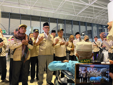 Menteri Haji dan Umrah (Menhaj) Mochamad Irfan Yusuf melepas kepulangan kloter pertama jemaah haji ke Indonesia di Bandara King Abdul Aziz, Jeddah, Minggu (31/5) malam. Foto: Dok. MCH 2026