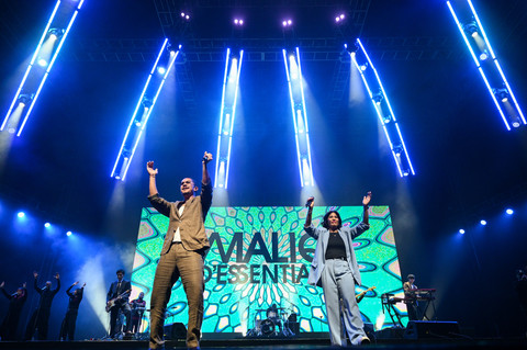 Vokalis Maliq & D'essentials Angga Puradiredja (kiri) dan Indah (kanan) tampil pada acara Java Jazz Festival 2026 di Nusantara International Convention Exhibition (NICE) PIK 2, Tangerang, Banten, Minggu (31/5/2026). Foto: Fauzan/ANTARA FOTO