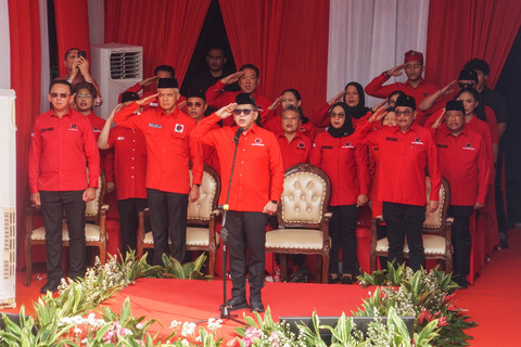 Sekretaris Jenderal Partai PDIP, Hasto Kristiyanto bertindak sebagai inspektur upacara dalam peringatan Hari Lahir Pancasila yang digelar di halaman Masjid At-Taufiq DPP PDI Perjuangan, Lenteng Agung, Jakarta, Senin (1/6/2026). Foto: Iqbal Firdaus/kumparan