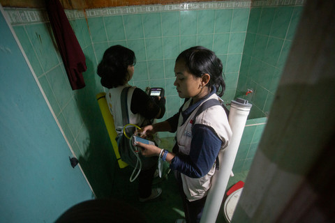 Tim peneliti dari Universitas Gadjah Mada (UGM) melakukan pengukuran kandungan gas pada sebuah rumah di Seyegan, Sleman, D.I Yogyakarta, Senin (1/6/2026). Foto: Andreas Fitri Atmoko/ANTARA FOTO