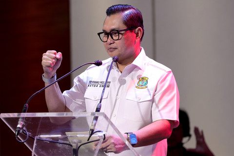 Ketua Umum PBSI Muhammad Fadil Imran menyampaikan keterangan pers saat konferensi pers jelang Polytron Indonesia Open 2026 di The Music Place, Fairmont Jakarta, Senin (1/6/2026). Foto: Megapro Communications
