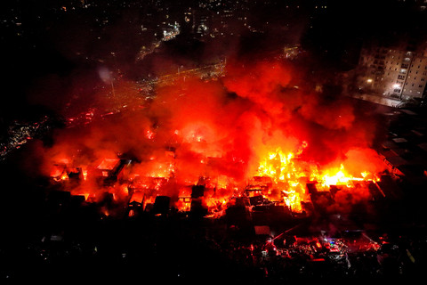 Foto udara suasana kebakaran melanda permukiman di Jalan Kemayoran Gempol, Kebon Kosong, Kemayoran, Jakarta, Senin (1/6/2026). Foto: Bayu Pratama S/ANTARA FOTO