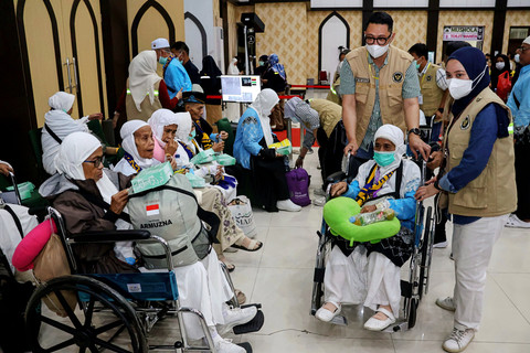 Petugas membantu jemaah haji yang tiba di Asrama Haji Makassar, Sulawesi Selatan, Selasa (2/6/2026) dini hari. Foto: Arnas Padda/ANTARA FOTO