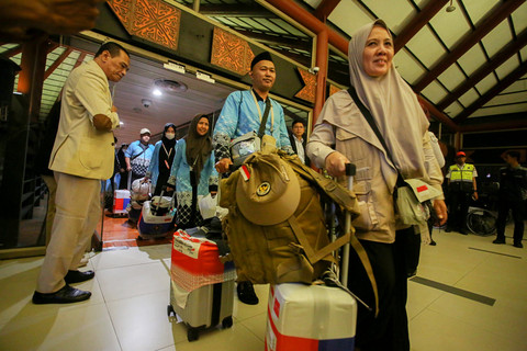 Jemaah haji kloter pertama asal DKI Jakarta tiba di Terminal 2 F Khusus Haji dan Umrah Bandara Soekarno Hatta, Tangerang, Banten, Senin (1/6/2026). Foto: Muhammad Iqbal/ANTARA FOTO