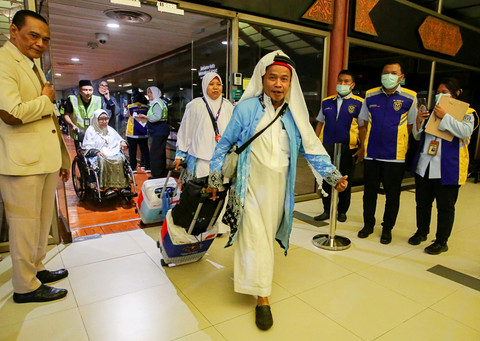 Jemaah haji kloter pertama asal DKI Jakarta tiba di Terminal 2 F Khusus Haji dan Umrah Bandara Soekarno Hatta, Tangerang, Banten, Senin (1/6/2026). Foto: Muhammad Iqbal/ANTARA FOTO