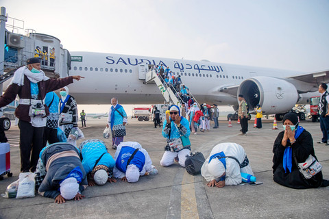 Foto: Sujud Syukur Iringi Langkah Pertama di Tanah Air