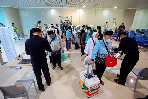 Jemaah haji kelompok terbang (kloter) pertama debarkasi Yogyakarta memasuki ruang transit setibanya di Yogyakarta International Airport (YIA), Kulon Progo, D.I Yogyakarta, Selasa (2/6/2026). Foto: Andreas Fitri Atmoko/ANTARA FOTO