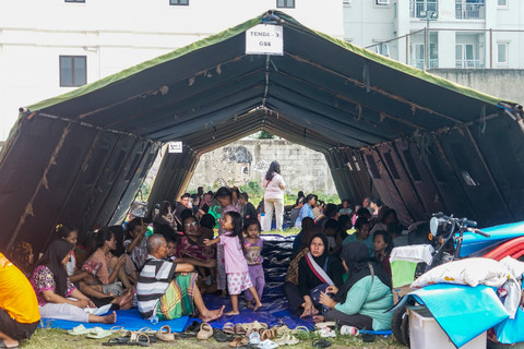 Sejumlah pengungsi menjalani aktivitas di tenda darurat yang disediakan di Kebon Kosong, Kemayoran, Jakarta Pusat, Selasa (2/6/2026). Foto: Iqbal Firdaus/kumparan
