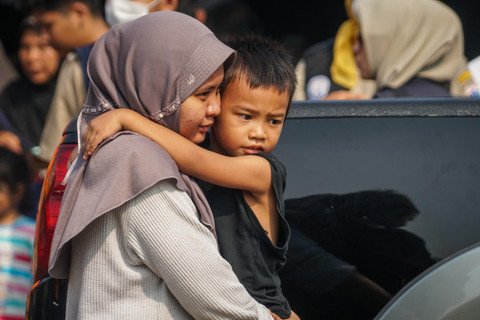 Sejumlah pengungsi menjalani aktivitas di tenda darurat yang disediakan di Kebon Kosong, Kemayoran, Jakarta Pusat, Selasa (2/6/2026). Foto: Iqbal Firdaus/kumparan