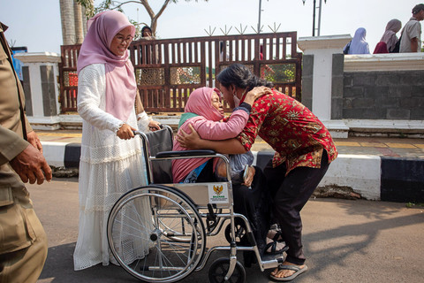 Anggota keluarga menyambut kedatangan seorang haji dari kelompok terbang (kloter) pertama debarkasi Kertajati setibanya di Pendopo Indramayu, Jawa Barat, Selasa (2/6/2026). Foto: Dedi Suwidiantoro/ANTARA FOTO