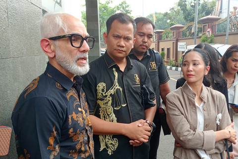 Bunga Zainal (Kanan) dampingi suaminya, Sukhdev Singh (Kiri) mendatangi Propam Mabes Polri. Foto: Aprilandika Pratama