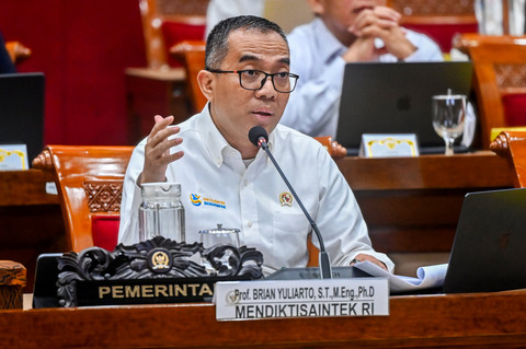 Menteri Pendidikan Tinggi, Sains, dan Teknologi (Mendiktisaintek) Brian Yuliarto menyampaikan paparan saat mengikuti rapat kerja dengan Komisi X DPR di Kompleks Parlemen, Senayan, Jakarta, Selasa (2/6/2026). Foto: Rivan Awal Lingga/ANTARA FOTO