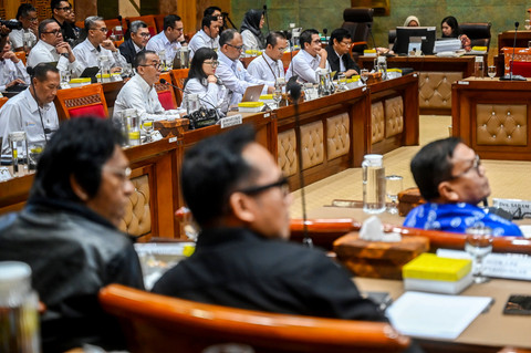 Mendiktisaintek Brian Yuliarto dan Wamendiktisaintek Stella Christie menyampaikan paparan saat mengikuti rapat kerja dengan Komisi X DPR di Kompleks Parlemen, Senayan, Jakarta, Selasa (2/6/2026). Foto: Rivan Awal Lingga/ANTARA FOTO