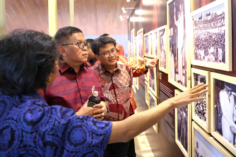 Sekjen PDIP Hasto Kristiyanto membuka rangkaian Bulan Bung Karno 2026 melalui pameran foto, surat, dan komik Bung Karno di kawasan Museum Multatuli, Rangkasbitung, Kabupaten Lebak, Banten, Selasa (2/6/2026). Foto: Dok. PDIP