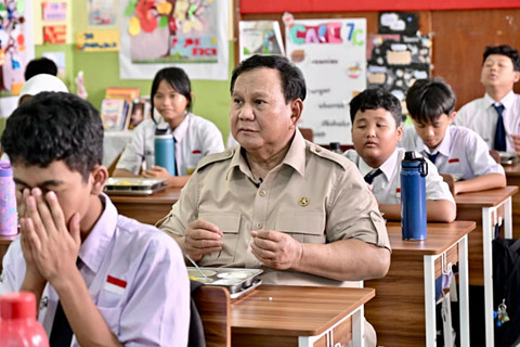 Presiden Prabowo Subianto meninjau pelaksanaan Program Makan Bergizi Gratis (MBG) di Sekolah Menengah Pertama Negeri (SMPN) 111 Jakarta pada Selasa (2/6/2026). Foto: Dok. Biro Pers, Media, dan Informasi Sekretariat Presiden