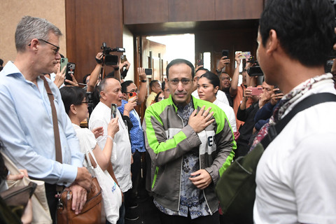 Foto: Tangis Nadiem Makarim di Sidang Pleidoi