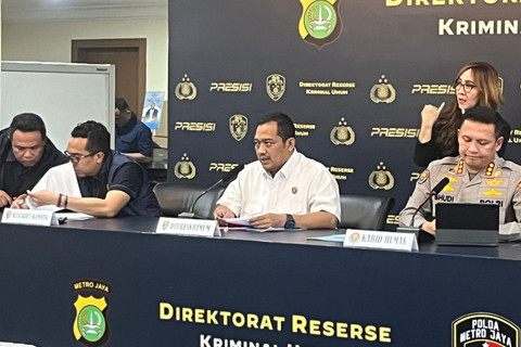 Dirkrimum Polda Metro Kombes Pol Iman Imannudin dan Kabid Humas Polda Metro Jaya Kombes Pol Budi Hermanto saat konferensi pers kasus penipuan travel umrah hananiah di Polda Metro, Selasa (2/6/2026). Foto: Rayyan/kumparan 