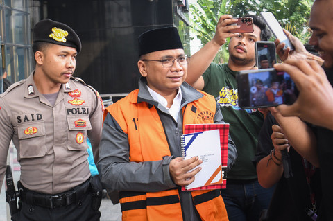Tersangka kasus dugaan korupsi kuota haji dalam penyelenggaraan ibadah haji 2023-2024 Yaqut Cholil Qoumas (tengah) berjalan menuju kendaraan tahanan usai menjalani pemeriksaan di Gedung Merah Putih KPK, Jakarta, Selasa (2/6/2026). Foto: Reno Esnir/ANTARA FOTO