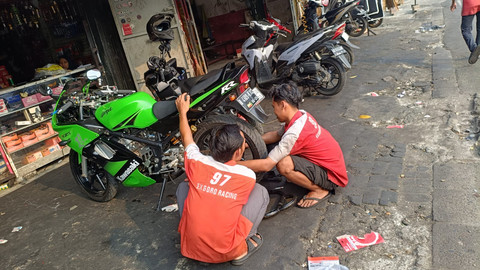 Suasana bengkel motor di kawasan Jakarta, Selasa (2/6/2026). Foto: Sena Pratama/kumparan