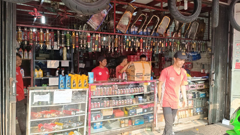 Suasana bengkel motor di kawasan Jakarta, Selasa (2/6/2026).  Foto: Sena Pratama/kumparan