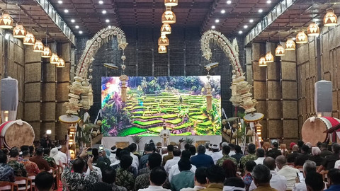 Gubernur Jawa Barat, Dedi Mulyadi saat memberikan sambutan pada Acara Lepas Sambut Kajati Jawa Barat Tahun 2026 di Bale Gede Gedung Pakuan, Kota Bandung pada Selasa (2/6/2026). Foto: Abisatya/kumparan