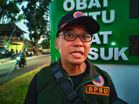 Kepala Pelaksana BPBD Sleman Bambang Kuntoro saat di lokasi rumah yang puluhan lali kebakaran misterius di Seyegan, Kabupaten Sleman, Selasa (2/6/2026). Foto: Arfiansyah Panji Purnandaru/kumparan