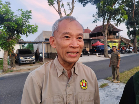 Dekan Fakultas Teknologi Mineral dan Energi (FTME) UPN "Veteran" Yogyakarta, RM. Basuki Rahmad, di lokasi rumah puluhan kali kebakaran misterius di Seyegan, Kabupaten Sleman, Selasa (2/6/2026). Foto: Arfiansyah Panji Purnandaru/kumparan