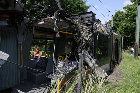 Kecelakaan gerbong trem di kawasan Neu-Hohenschonhausen, Berlin, Selasa (2/6/2026). Foto: ODD ANDAERSEN/AFP