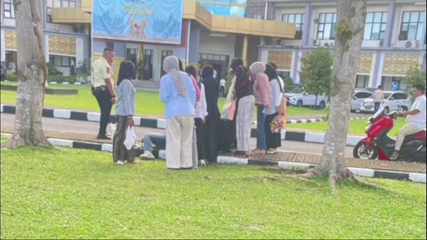 Korban tergeletak usai tertembak diduga peluru nyasar. Foto: istimewa.