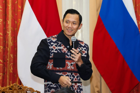 Menko AHY saat bertemu Dubes RI untuk Federasi Rusia Jose A.M. Tavares, jajaran KBRI Moskow, serta perwakilan diaspora Indonesia di Rusia pada Minggu (31/5/2026) waktu setempat. Foto: Dok. Kemenko Infra