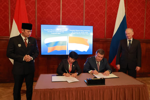 Menko AHY memimpin Konsultasi Bilateral Indonesia-Rusia di bidang kemaritiman bersama Penasihat Presiden Federasi Rusia sekaligus Ketua Dewan Maritim Federasi Rusia Nikolai Patrushev di Moskow, Senin (1/6/2026). Foto: Dok. Kemenko Infra