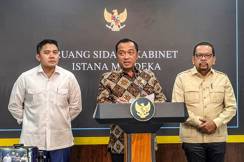 Mensesneg Prasetyo Hadi didampingi Kepala Badan Komunikasi Pemerintah Muhammad Qodari dan Sekretaris Kabinet Teddy Indra Wijaya memberikan keterangan pers di ruang sidang kabinet Istana Kepresidenan, Jakarta, Selasa (2/6/2026). Foto: Azhfar Muhammad/ANTARA FOTO