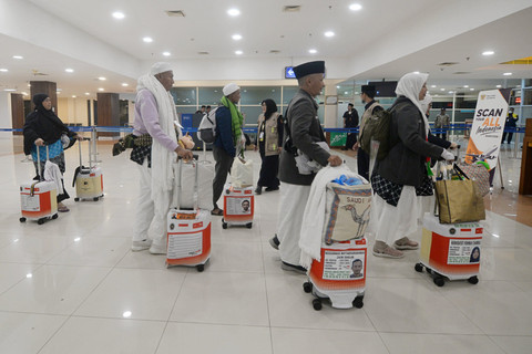 Jemaah haji tergabung dalam kelompok terbang (kloter) pertama debarkasi Solo memasuki ruang kedatangan setibanya di Bandara Adi Soemarmo, Boyolali, Jawa Tengah, Selasa (2/6/2026). Foto: Aloysius Jarot Nugroho/ANTARA FOTO