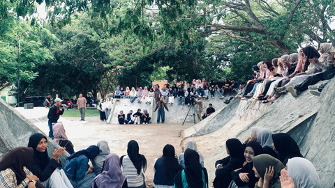 Di tengah keramaian peristiwa seni rutin mingguan di Skate Park USK, terlihat bagaimana ruang sederhana bisa menjadi tempat tumbuhnya percakapan, kolaborasi, dan rasa memiliki. Foto: Dokumentasi pribadi