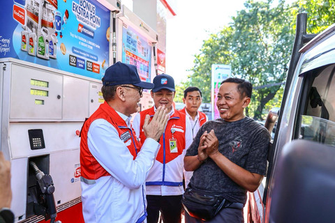 Komisaris Utama Pertamina, Mochamad Iriawan (kiri) saat mengunjungi SPBU 54.80.115 di Jalan Raya Puputan, Renon, Kota Denpasar Bali pada Senin (1/6). Foto: Dok. Pertamina