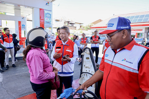 Komisaris Independen Pertamina, Condro Kirono (tengah) menyambagi SPBU COCO 51.801.30 Denpasar Timur, Kota Denpasar Bali pada Minggu (31/5). Foto: Dok. Pertamina