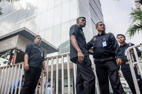 Petugas keamanan berjaga saat penggeledahan di Kantor Badan Gizi Nasional (BGN), Jakarta, Rabu (3/6/2026). Foto: Bayu Pratama S/ANTARA FOTO