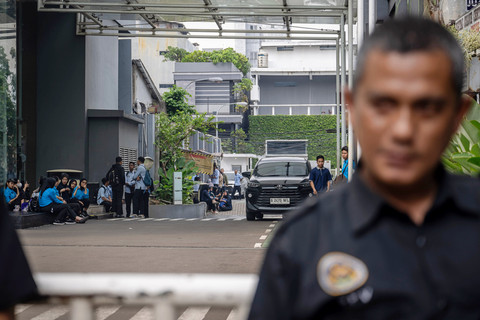 Sejumlah pegawai berada di luar gedung saat penggeledahan di Kantor Badan Gizi Nasional (BGN), Jakarta, Rabu (3/6/2026). Foto: Bayu Pratama S/ANTARA FOTO