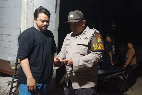 Polisi saat berada di lokasi penemuan bayi yang terikat di sebuah rumah kontrakan di Kapanewon Pleret, Kabupaten Bantul, Senin (1/6/2026). Foto: Polres Bantul
