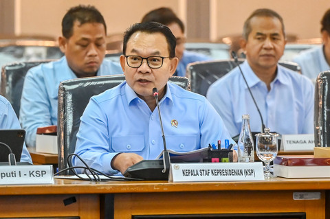 Kepala Kantor Staf Kepresidenan (KSP) Jenderal TNI (Purn) Dudung Abdurachman menyampaikan paparan saat rapat kerja dengan Komisi XIII DPR di Kompleks Parlemen, Senayan, Jakarta, Rabu (3/6/2026). Foto: Rivan Awal Lingga/ANTARA FOTO