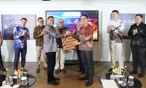 Direktur Utama TelkomMetra Pramasaleh Haryo Utomo (kiri depan) & Group CEO Fullerton Health Ho Kuen Loon (kanan depan) pada acara SPA signing ceremony terkait divestasi atas AdMedika Group. Foto: dok. TelkomGroup.