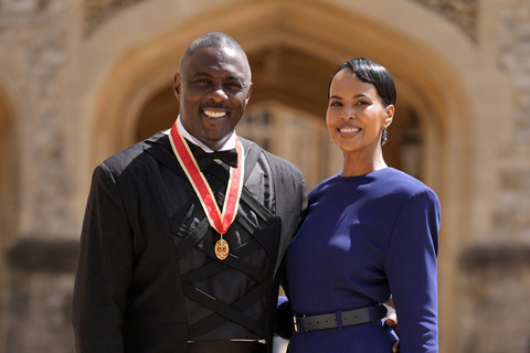 Sir Idris Elba, aktivis, aktor, dan musisi, berjalan bersama istrinya, Sabrina Dhowre Elba, setelah dianugerahi gelar Ksatria oleh Raja Charles III di Kastil Windsor, Windsor, Inggris, Selasa (2/6/2026). Foto: Andrew Matthews/Pool via REUTERS