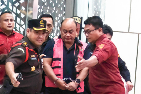 Eks Kepala Badan Gizi Nasional Dadan Hindayana mengenakan rompi tahanan usai menjalani pemeriksaan di Kejaksaan Agung, Jakarta, Rabu (3/6/2026). Foto: Bay Ismoyo/AFP