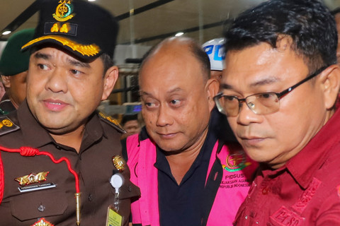 Eks Kepala Badan Gizi Nasional Dadan Hindayana mengenakan rompi tahanan usai menjalani pemeriksaan di Kejaksaan Agung, Jakarta, Rabu (3/6/2026). Foto: DIYAH NASUTION/AFP